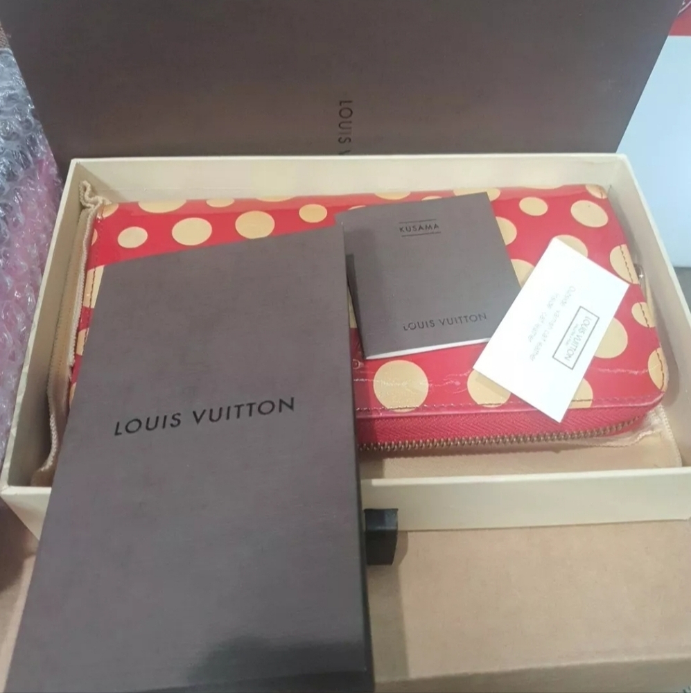 Full inclusion❤️🍀LV Limited Edition Yayoi Kusama Infinity Dot Vernis Zip -EUC- - Picture 6 of 11